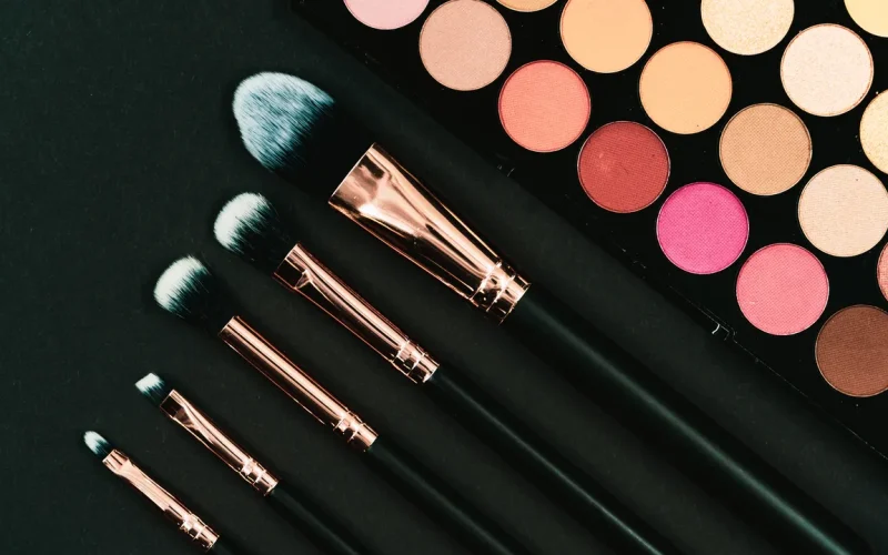 Paleta de sombras e pincéis de maquiagem