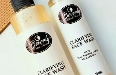 Foto de dois frascos de sabonete facial clarificante, usada para ilustrar a escolha de limpadores para pele oleosa.