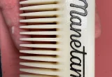 Pente para barba de dentes largos fotografado de perto