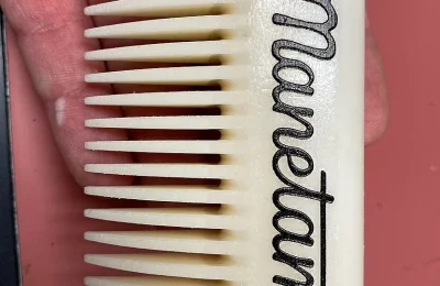 Pente para barba de dentes largos fotografado de perto
