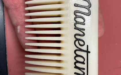 Pente para barba de dentes largos fotografado de perto