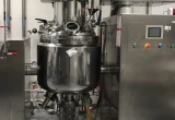 Tanque industrial de mistura e homogeneização usado na produção de cosméticos