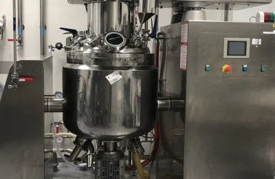 Tanque industrial de mistura e homogeneização usado na produção de cosméticos