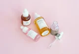 Alfa-arbutina em séruns cosméticos: imagem ilustrativa de produtos de skincare