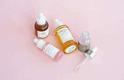 Alfa-arbutina em séruns cosméticos: imagem ilustrativa de produtos de skincare