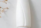 Frasco cosmético branco sem rótulo em composição neutra
