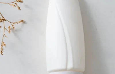 Frasco cosmético branco sem rótulo em composição neutra