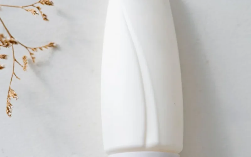 Frasco cosmético branco sem rótulo em composição neutra