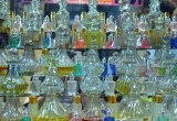 Frascos de óleos e perfumes em uma vitrine, imagem ilustrativa para o guia de óleo de banho.