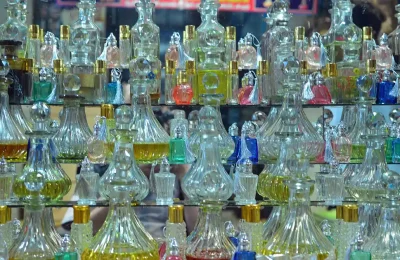 Frascos de óleos e perfumes em uma vitrine, imagem ilustrativa para o guia de óleo de banho.