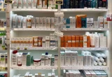 Prateleira de produtos de skincare em uma farmácia