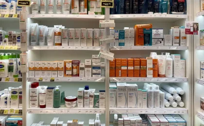 Prateleira de produtos de skincare em uma farmácia