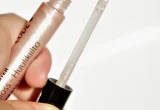 Tubo de gloss labial com aplicador aberto