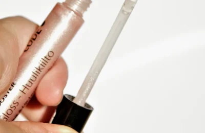 Tubo de gloss labial com aplicador aberto