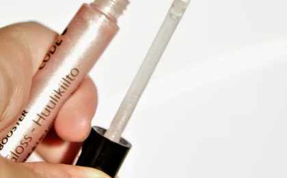 Tubo de gloss labial com aplicador aberto