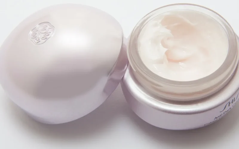 Creme corporal em pote aberto com textura branca