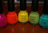 Frascos coloridos de esmalte para unhas alinhados sobre uma mesa