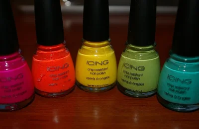 Frascos coloridos de esmalte para unhas alinhados sobre uma mesa