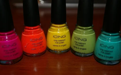 Frascos coloridos de esmalte para unhas alinhados sobre uma mesa