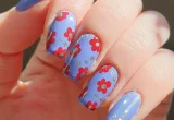 Esmalte em pó: manicure decorada em close