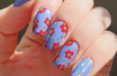 Esmalte em pó: manicure decorada em close
