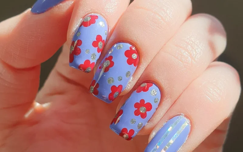 Esmalte em pó: manicure decorada em close