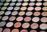 Paleta com sombras de olhos em diferentes cores e acabamentos.