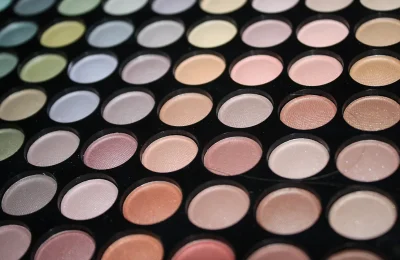 Paleta com sombras de olhos em diferentes cores e acabamentos.