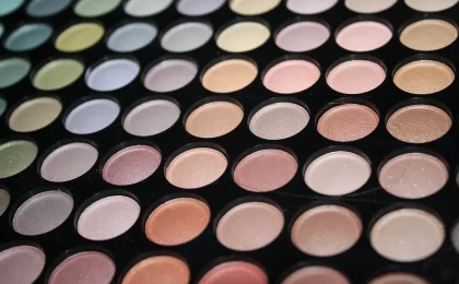 Paleta com sombras de olhos em diferentes cores e acabamentos.