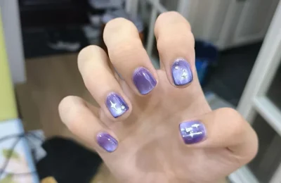 Esmalte magnético com efeito cat eye nas unhas