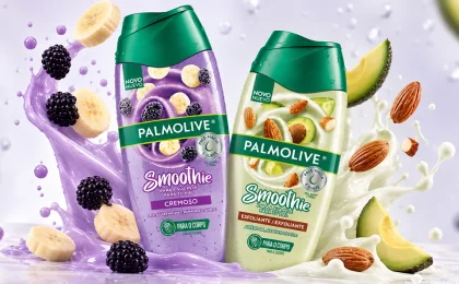 Frascos dos sabonetes Palmolive Smoothie Cremoso e Esfoliante em composição com frutas e texturas cremosas.