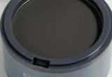 Pote de maquiagem capilar fotografado em comunicado sobre apreensão de cosméticos irregulares