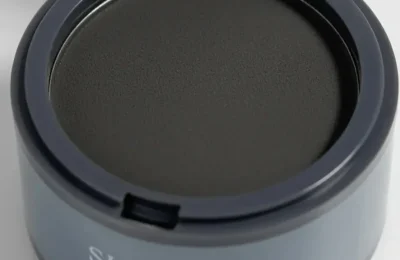 Pote de maquiagem capilar fotografado em comunicado sobre apreensão de cosméticos irregulares