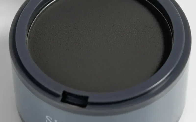 Pote de maquiagem capilar fotografado em comunicado sobre apreensão de cosméticos irregulares