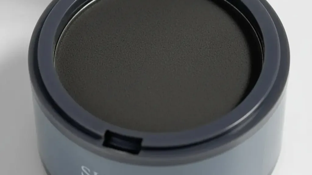 Pote de maquiagem capilar fotografado em comunicado sobre apreensão de cosméticos irregulares