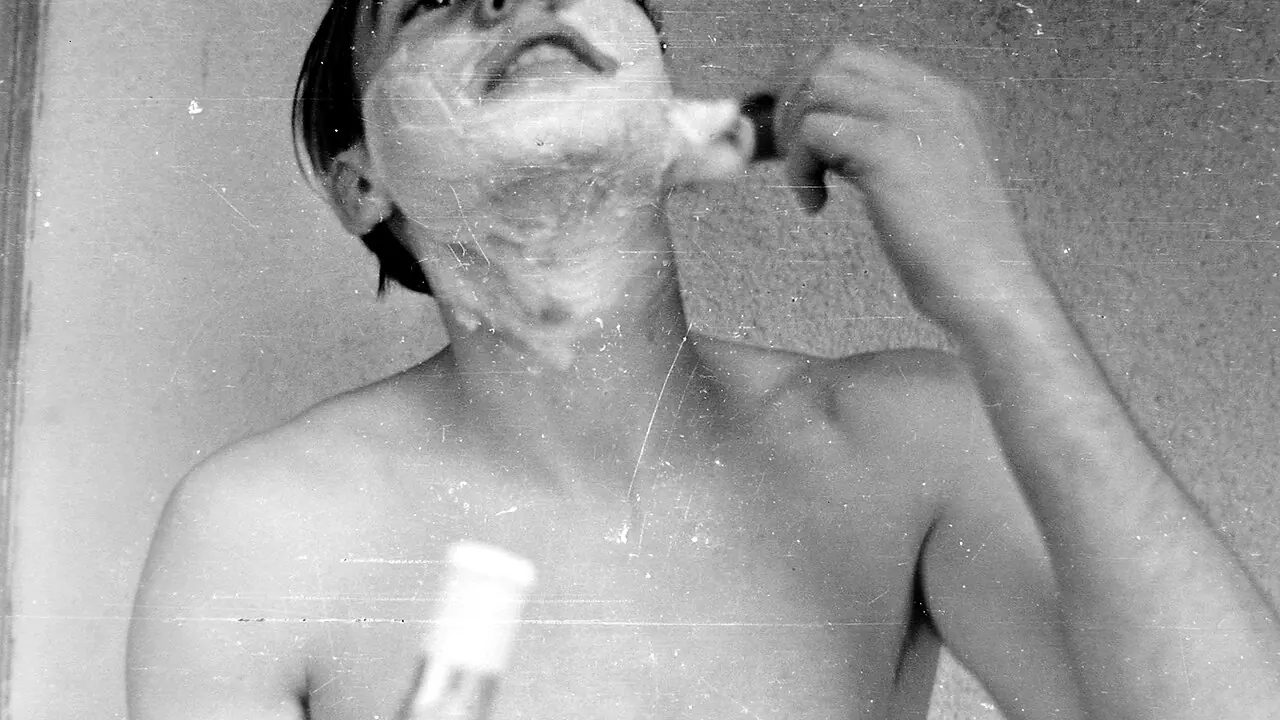 Pessoa removendo pelos do rosto com lâmina