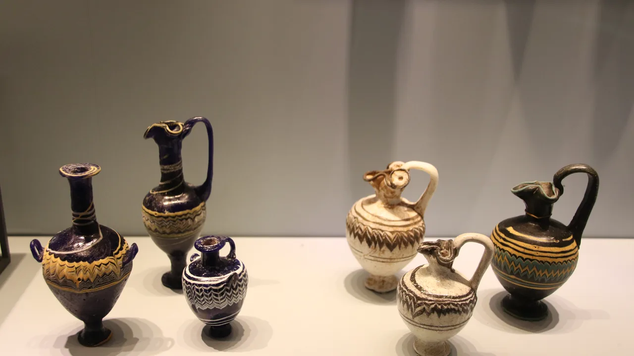 Frascos históricos de perfume e óleo expostos em um museu