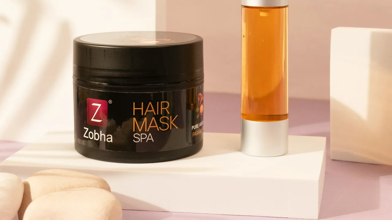 Pote de máscara capilar Hair Mask sobre uma bancada