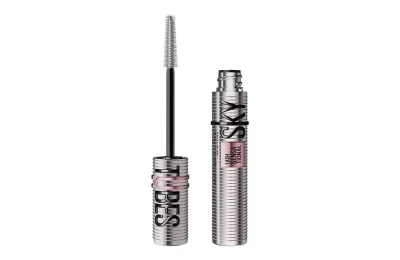 Máscara de cílios tubing Maybelline Lash Sensational Sky Tubes, com embalagem aberta e aplicador