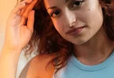 Pessoa com cabelo ondulado em retrato, representando o uso de finalizadores para modelagem