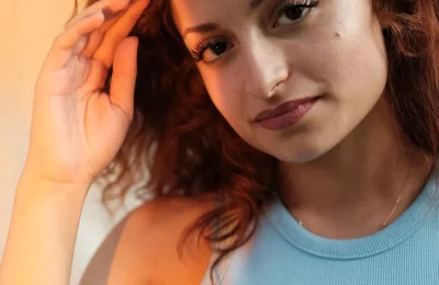 Pessoa com cabelo ondulado em retrato, representando o uso de finalizadores para modelagem