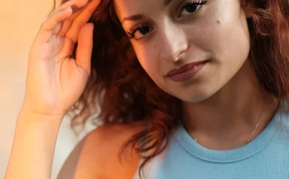 Pessoa com cabelo ondulado em retrato, representando o uso de finalizadores para modelagem