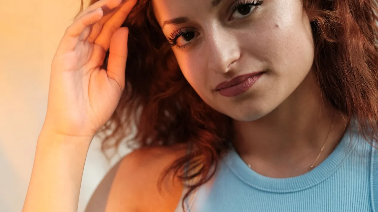 Pessoa com cabelo ondulado em retrato, representando o uso de finalizadores para modelagem