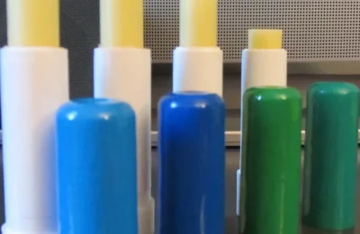 Bálsamos labiais em tubos, fotografados como exemplo visual de formatos de produto.