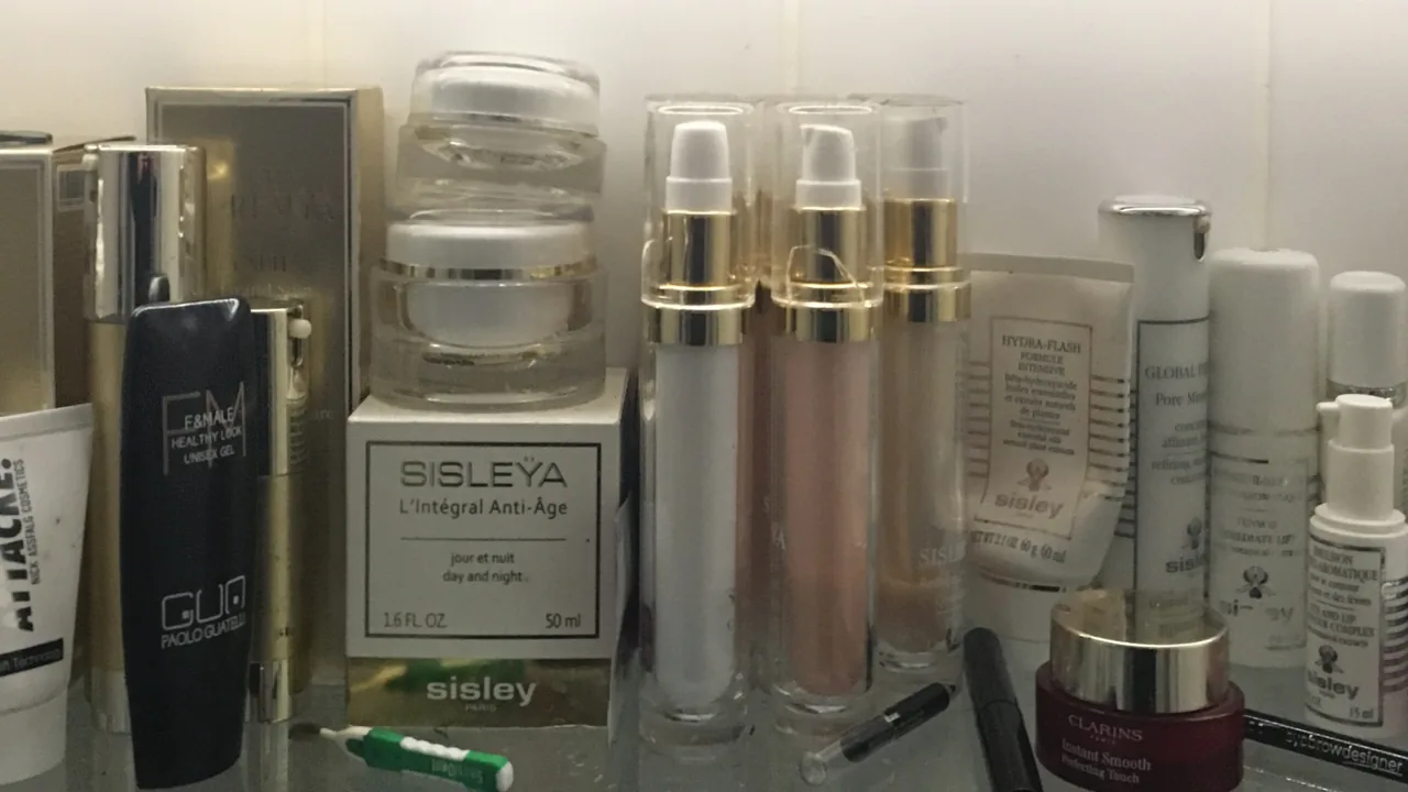 Frascos e embalagens de cosméticos reunidos em um armário