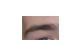 Sobrancelha em close para ilustrar a avaliação de séruns para sobrancelhas.