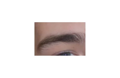 Sobrancelha em close para ilustrar a avaliação de séruns para sobrancelhas.