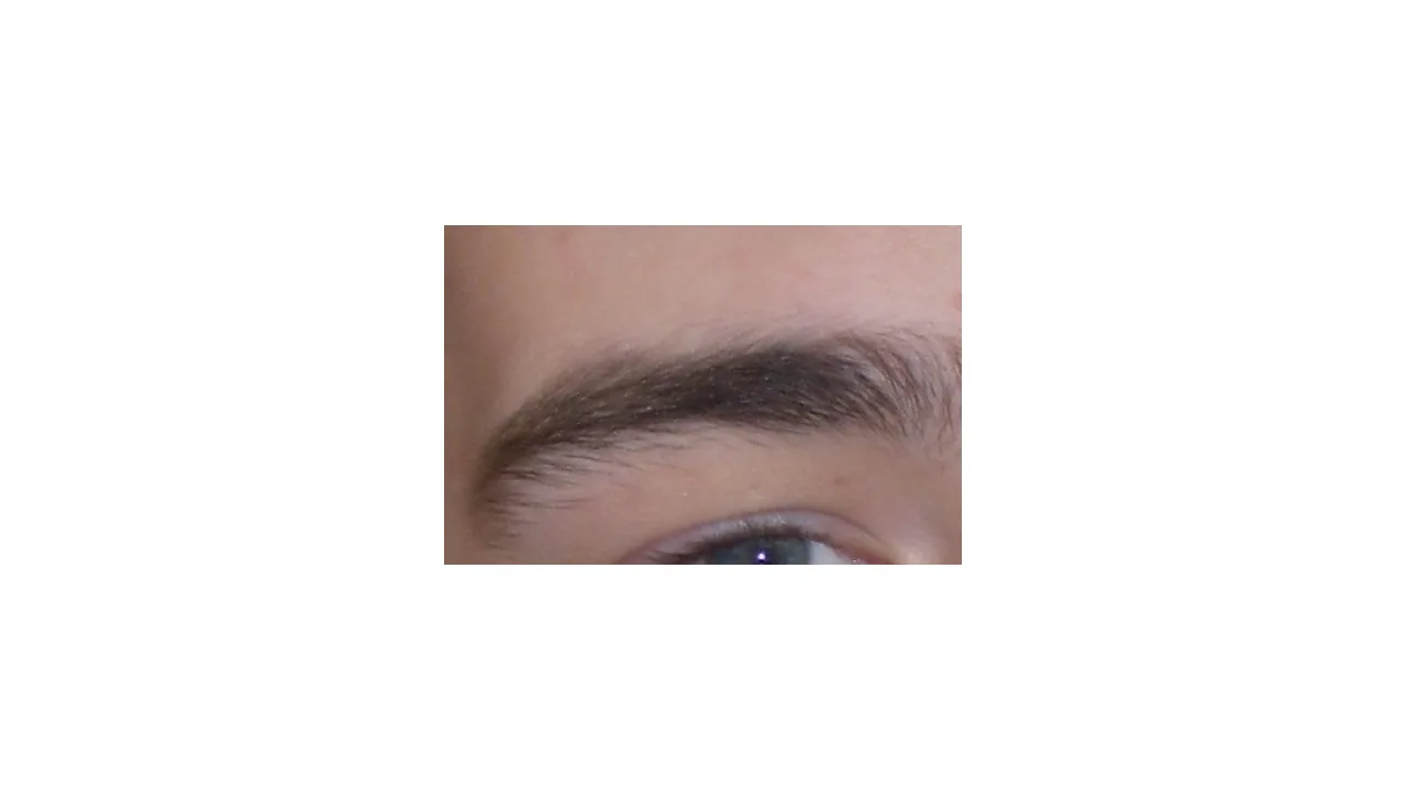 Sobrancelha em close para ilustrar a avaliação de séruns para sobrancelhas.