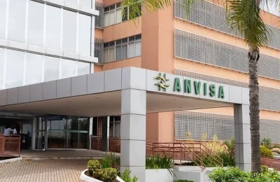 Sede da Anvisa em Brasília, órgão que abriu consulta sobre compartilhamento de áreas produtivas.