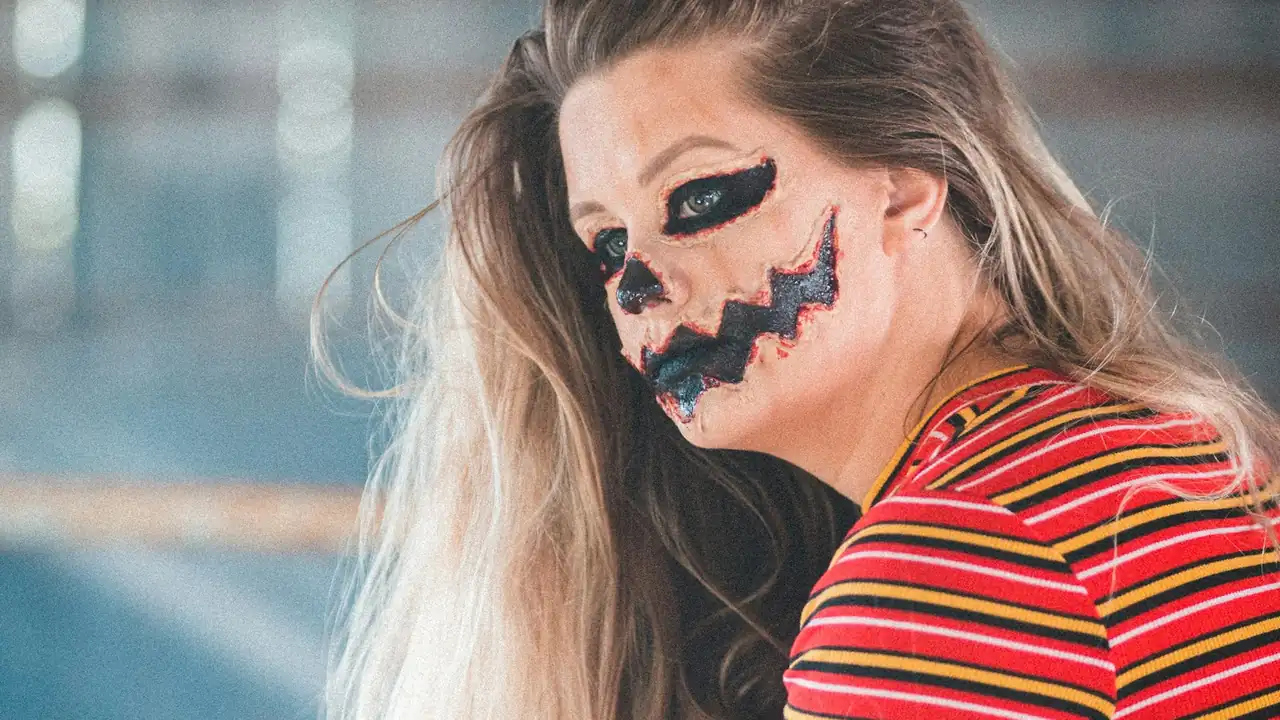 Pessoa com pintura facial preta e branca para maquiagem de Halloween